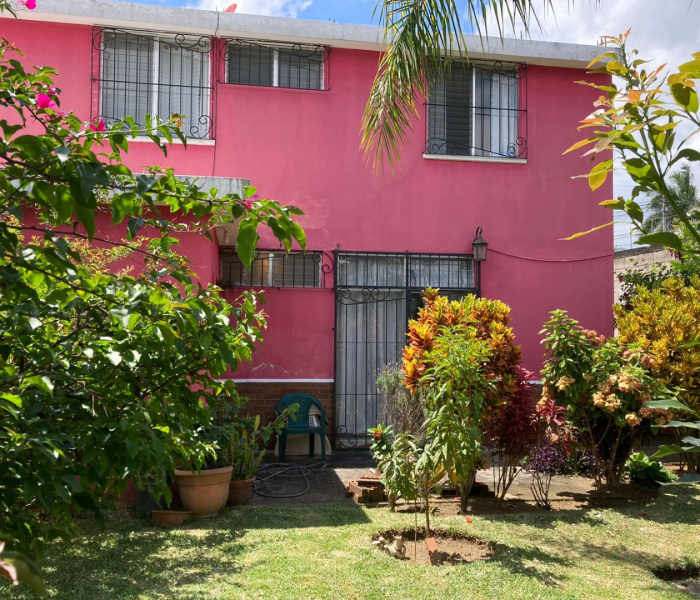SE VENDE preciosa casa de dos niveles de terraza, en Pinares de San Cristobal, Sector 2