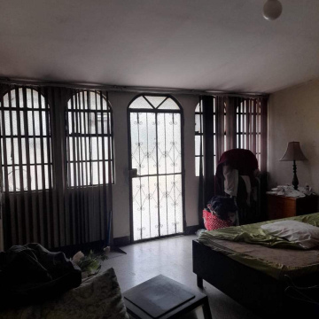 Hermosa casa de dos niveles fuera de garita en Zona 7, Colonia Kaminal Juyu 1